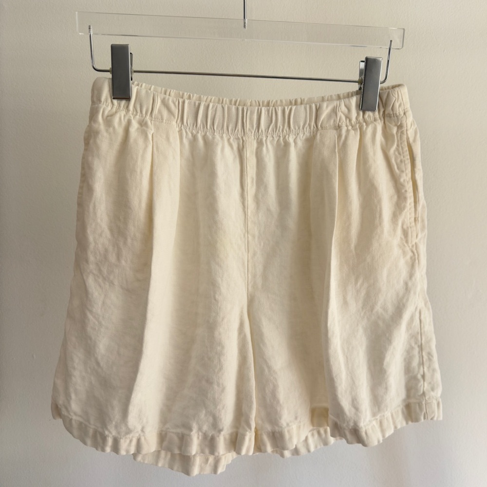 LA RELAXED Pleated Linen Shorts